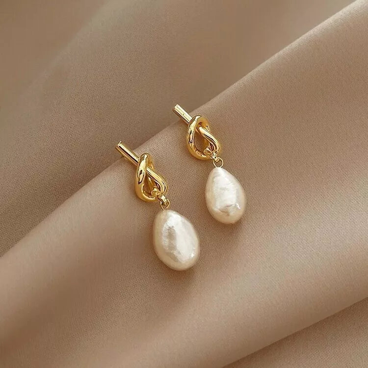 "18K Gold Knot Pearl Drop Earrings – Vintage Baroque Style"