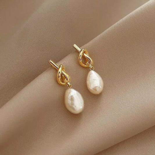 "18K Gold Knot Pearl Drop Earrings – Vintage Baroque Style"